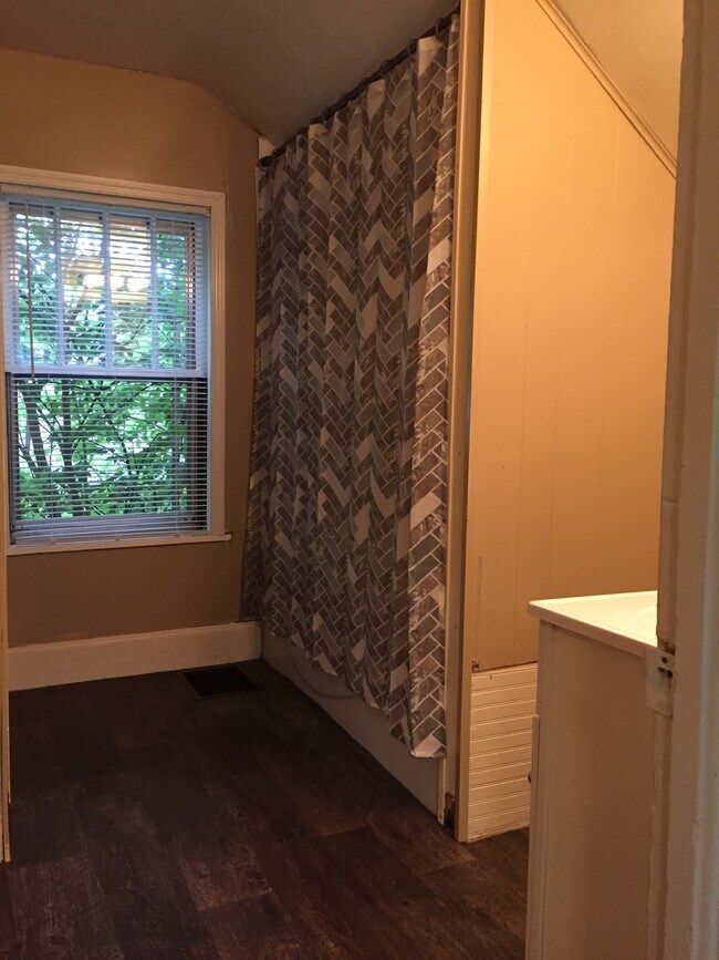 Full bathroom w/ tub and shower - 503 Middle