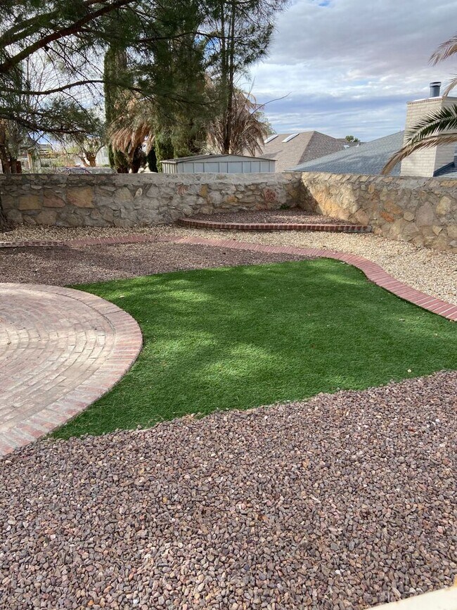 Building Photo - Home For Rent