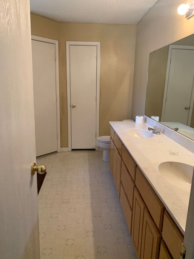 Building Photo - Spacious 3 bdrm 2 bath close to Ft. Hood &...