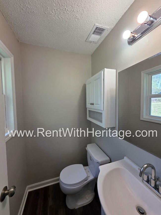 Building Photo - Awesome 3 bd/ 1.5 Bath Brick Ranch / No Steps / Totally Renovated / Great Location