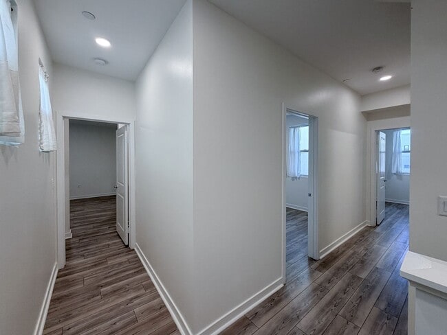 Building Photo - 1568 E Thompson Blvd