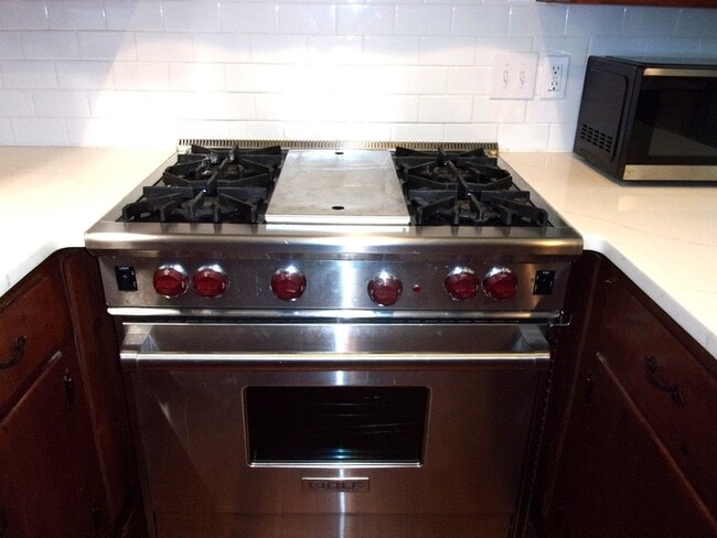 Building Photo - 304 Oak Dr