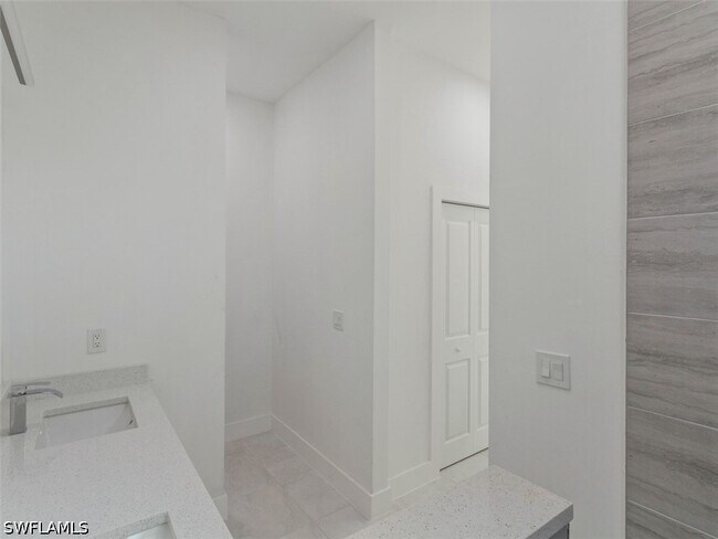 Building Photo - 506 Trinity St E