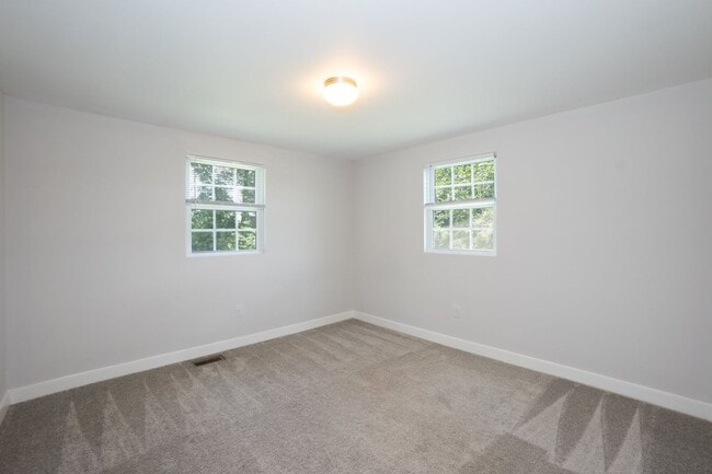 Building Photo - Three Bedroom Home!
