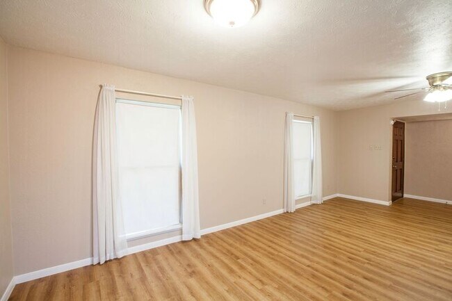 Building Photo - 921 Mossvine Dr
