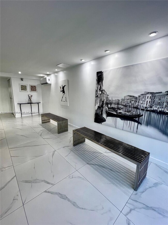 Building Photo - 720 Collins Ave