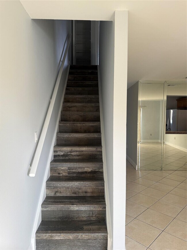 Building Photo - 320 Palm Cir E