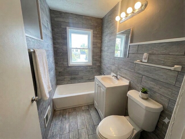 Building Photo - Charming 2 BEDROOM IN FERNDALE