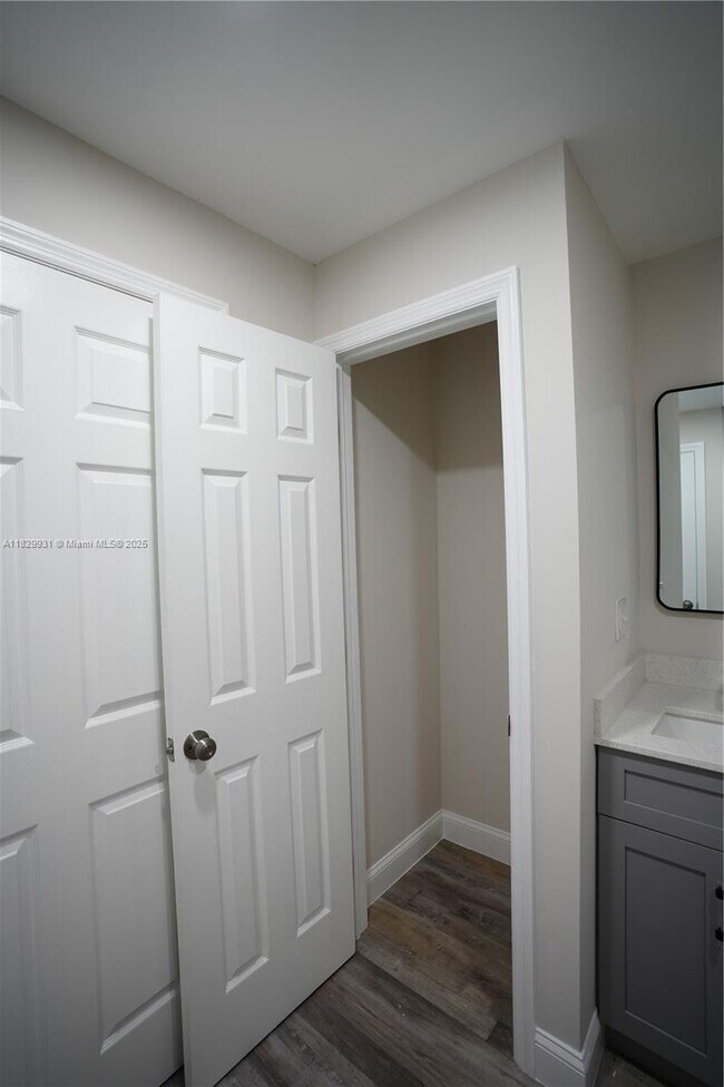 Building Photo - 2573 Conroy Dr