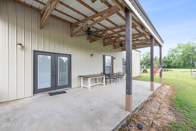 Building Photo - 1120 E Butcher Switch Rd
