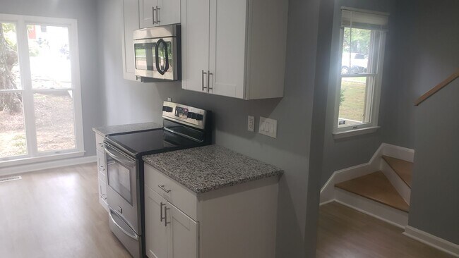 Building Photo - Delightful 3br 3ba Townhome in Chapel Hill! Available Now!