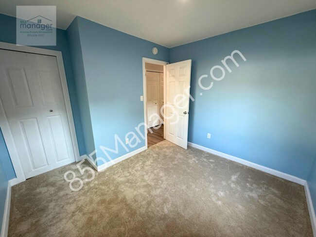 Building Photo - Updated 4-Bedroom with Primary Suite & Fen...