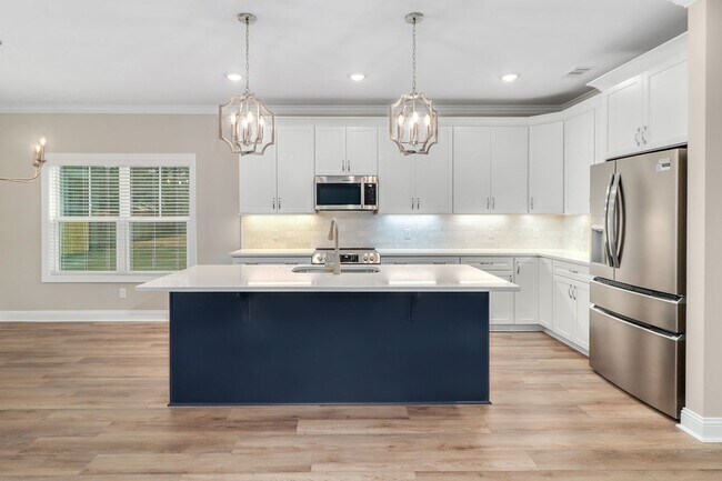 Building Photo - 204 Pineland Dr