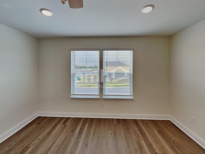 Building Photo - 5654 Oesterle Rd