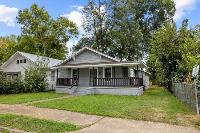 Building Photo - Newly Renovated 4 Bedroom 2 Bathroom Home