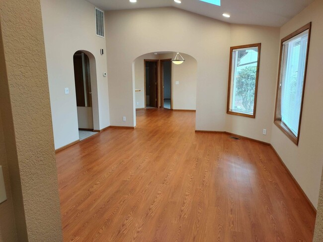 Building Photo - Beautiful Eugene 3 Bed 2 Bath Single Famil...