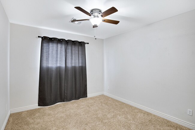 Building Photo - 4 Bedroom Home in Heart of Tempe!