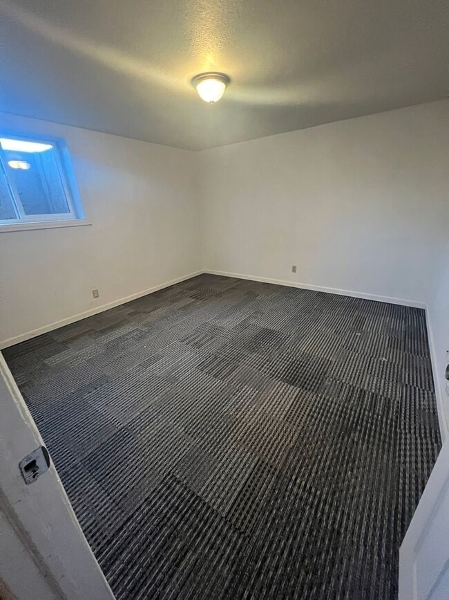 Building Photo - 5 Bedroom Home Near Mitchell High School