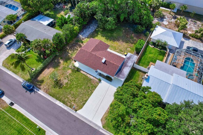 Building Photo - Beachside Bliss in Hobe Sound – Move-In Ready with Room to Roam!