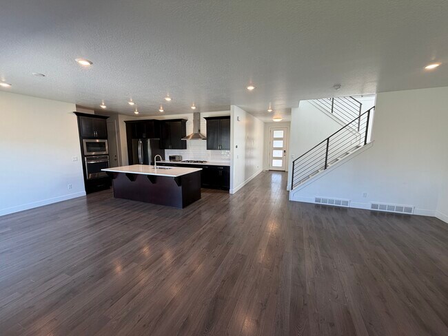 Building Photo - 1071 W Sebal Ln