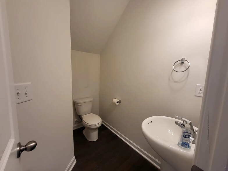 Building Photo - Room in Townhome on Guildford Hill Ln