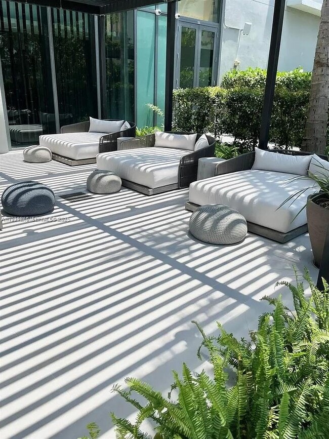 Building Photo - 650 NE 32nd St