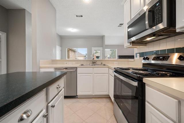 Building Photo - 7700 Glenoaks Dr