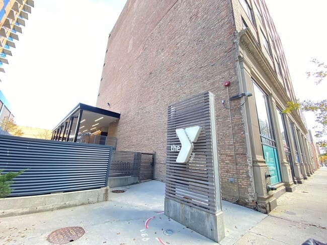 Building Photo - 933 W Van Buren St