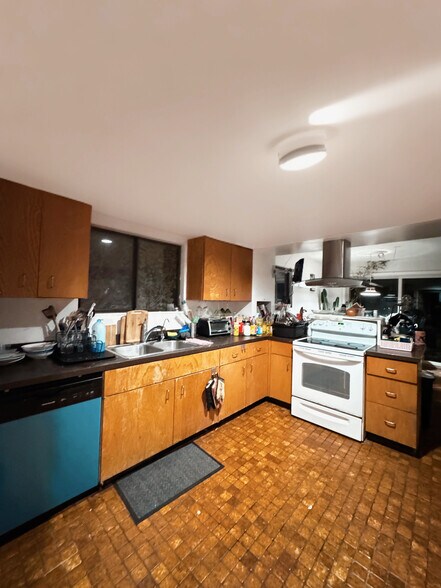 Building Photo - 148 Cat Rock Rd