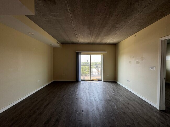 Building Photo - 1323 W Morse Ave