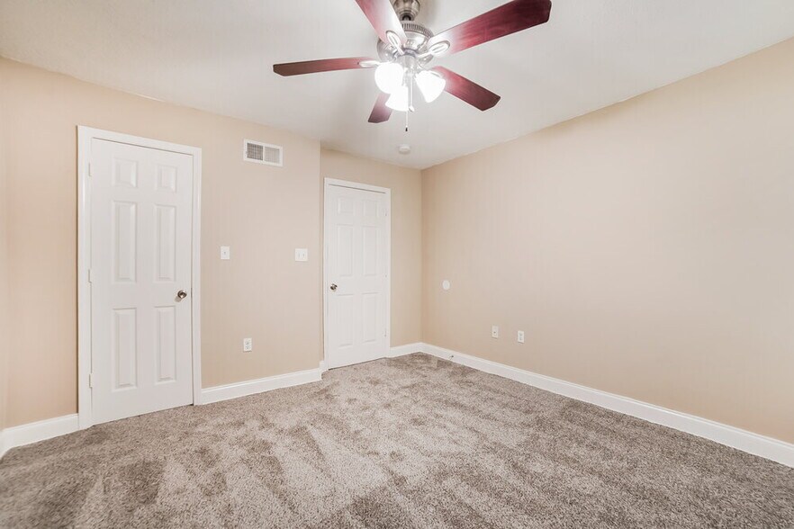 Building Photo - 732 Charter Oak Dr