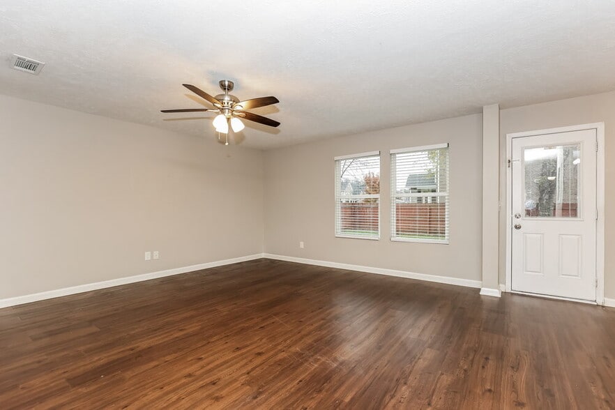 Building Photo - 726 Elderberry Way