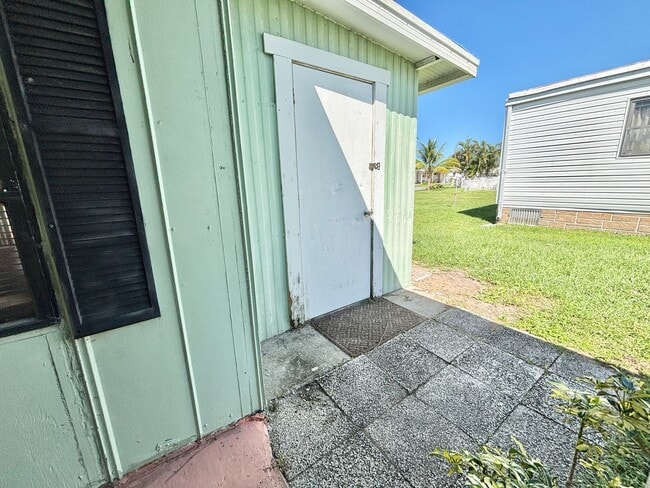 Building Photo - Unfurnished 2 Bedroom Manufactured Home in Barefoot Bay Available Now!