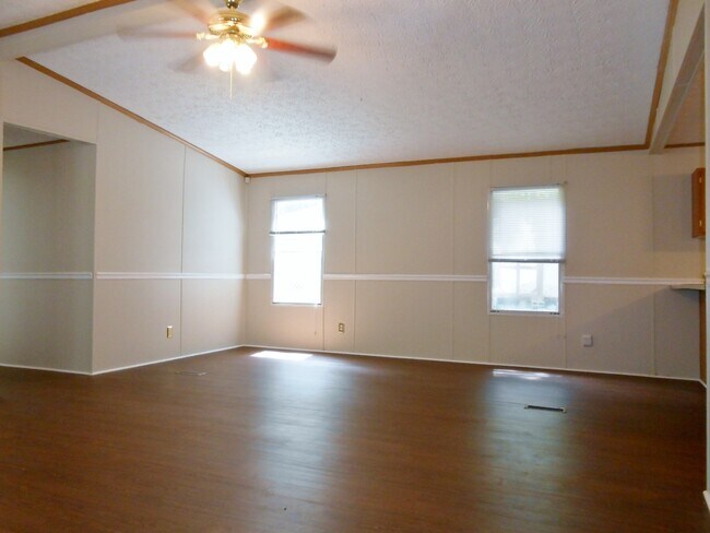 Building Photo - Large 3 Bedroom 3 Bathroom Modular Home in...
