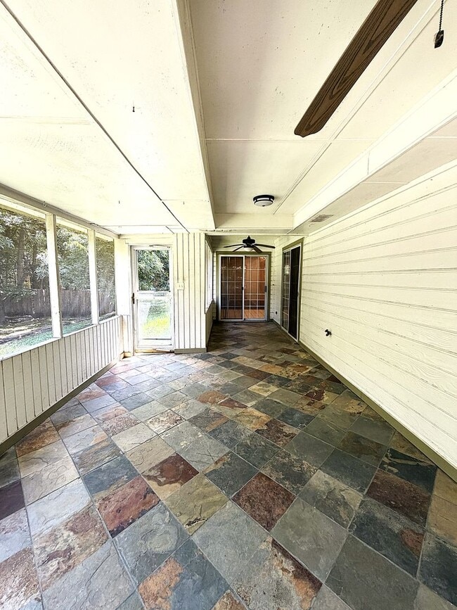 Building Photo - 405 Gina Dr