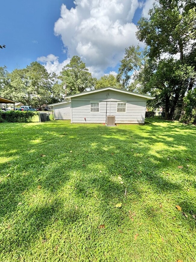 Building Photo - House Near Campus With Yard