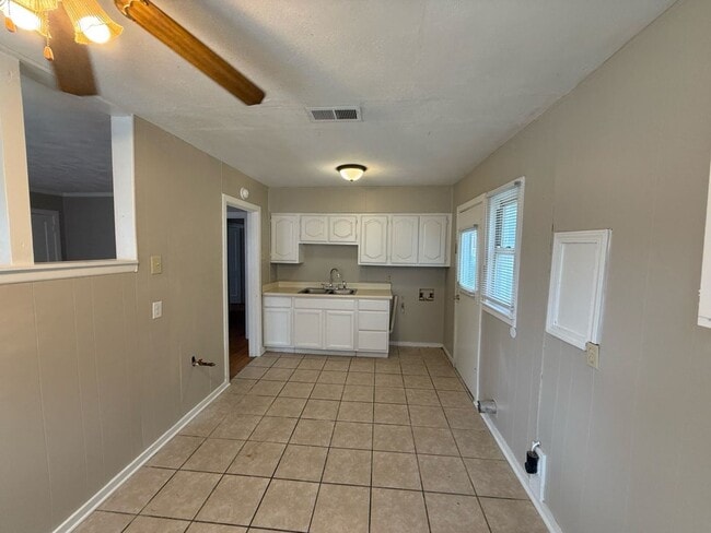 Building Photo - Fall special! 1/2 off first month's rent!