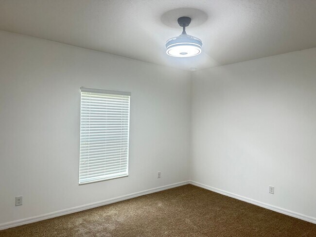 Building Photo - 477 Kestrel Dr