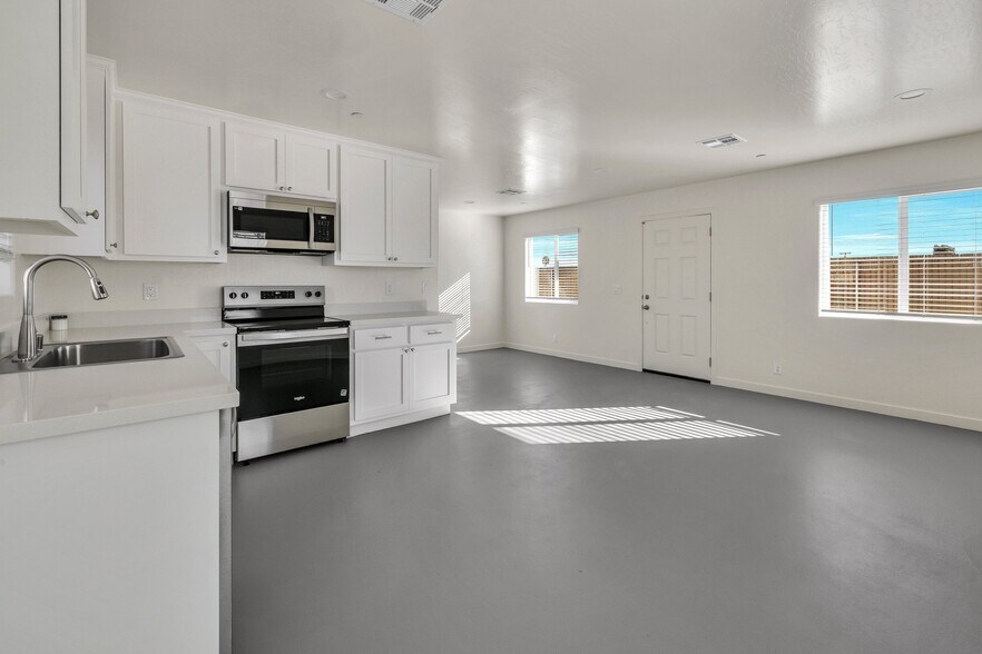 Building Photo - 1340 W Mariposa Ave