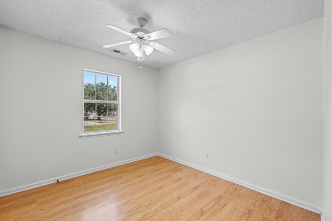Building Photo - 314 Pebble Ln
