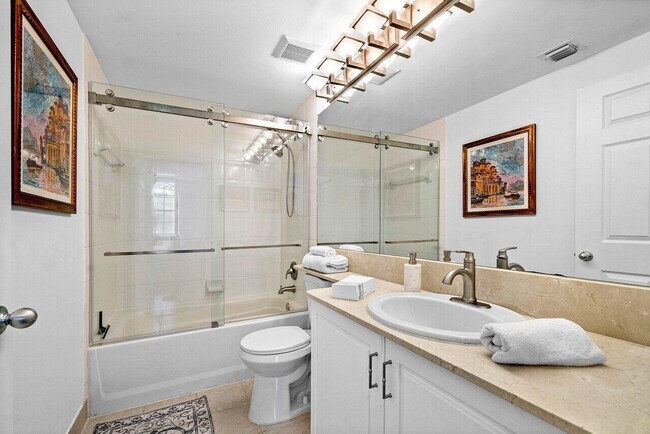 Building Photo - 720 S Sapodilla Ave
