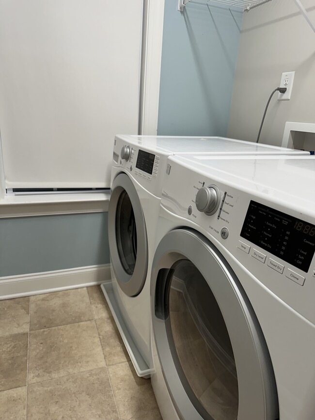 Laundry room - 141 W Falcon Ct