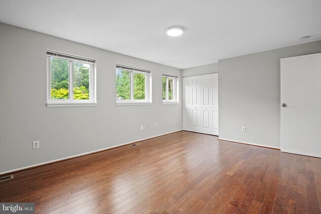 Building Photo - 5863 Jackson Oak Ct