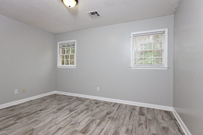 Building Photo - 3591 Robert E Lee Dr