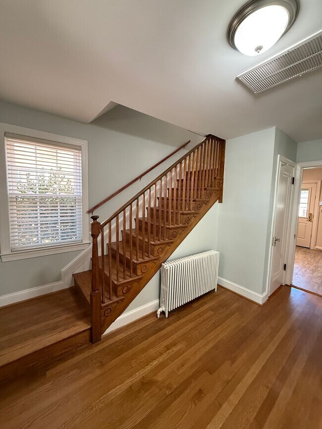 Building Photo - Discover comfort and convenience in charming North Michigan Park!