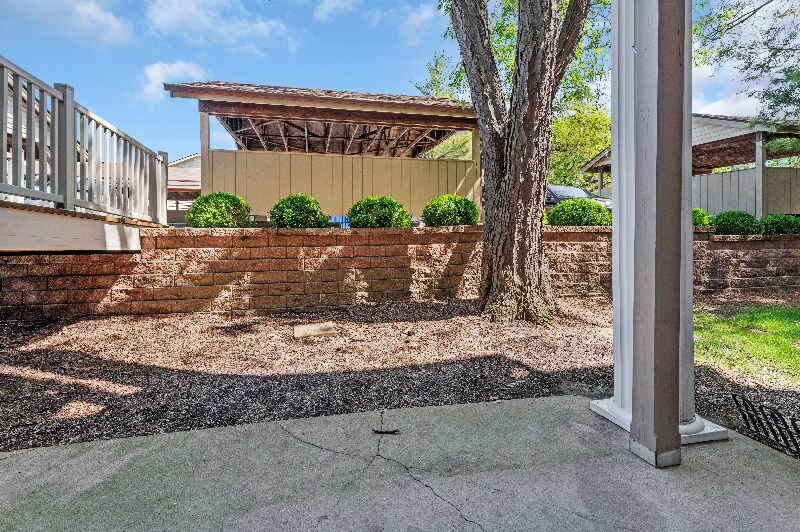 Building Photo - 700 Ridgeside Dr