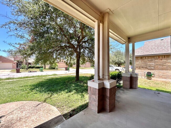 Building Photo - Your Next Home Awaits – Roomy, Bright & Co...