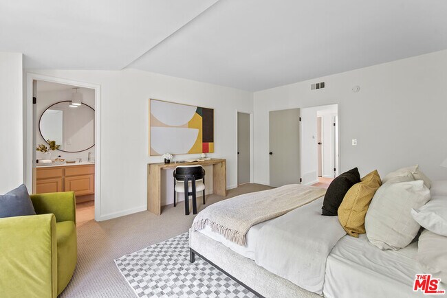 Building Photo - 3516 Vía Dolce