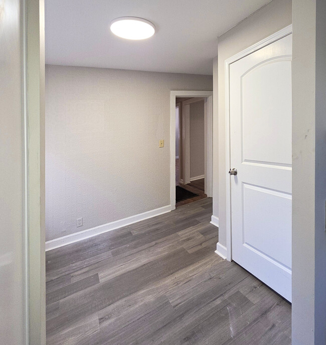 Building Photo - 2045 White Oak Cir