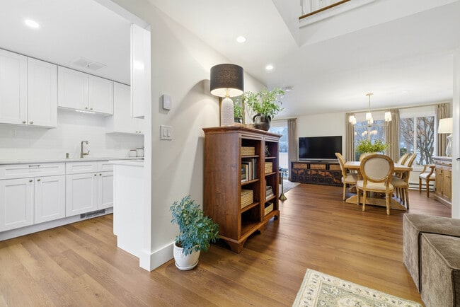 Building Photo - 60 Cinnamon Spring